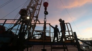 美国WTI原油周五收高2.4% 石油市场继续关注特朗普关税