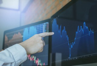 股票锁仓的策略适用于哪些情况？这种策略在实际操作中有哪些注意事项？