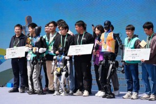 人形机器人半马奖项发布！宇树科技回应G1摔倒：未参赛，最近事多！夺冠机器人背后股东涉这些上市公司