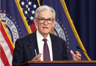 美联储维持利率不变，称通胀和失业率上升的风险上升