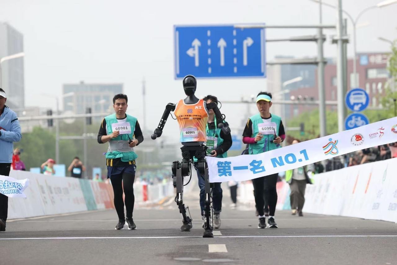 “1米8大高个”VS“旋风小子”  全球首个人形机器人半马落幕！北京亦庄为何“领跑”？｜“奔跑吧”具身智能② 第2张