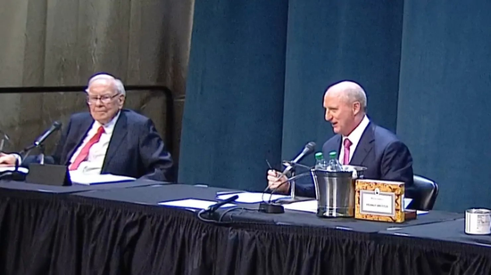 5万字珍藏版！2025巴菲特股东大会全程实录：首次明确批评贸易战 官宣将于年底退休  第2张