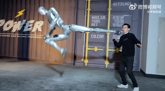 上市绿色通道被叫停?宇树科技严正声明:假的!公司发布人形机器人H2训练视频:腾空侧踢吓退王兴兴 第1张 上市绿色通道被叫停?宇树科技严正声明:假的!公司发布人形机器人H2训练视频:腾空侧踢吓退王兴兴 第1张