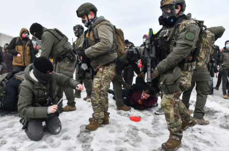 美国明尼阿波利斯市枪击事件发酵 民众抗议移民与海关执法局  第1张