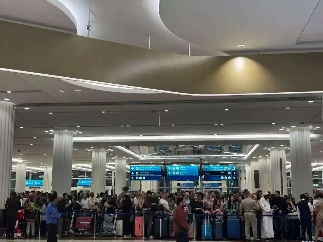 滞留迪拜6天，7次航班取消，一名中国游客咬牙买下54000元机票  第1张